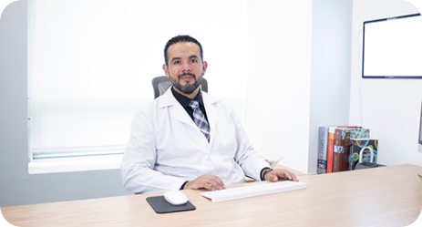 Doctor en su consultorio